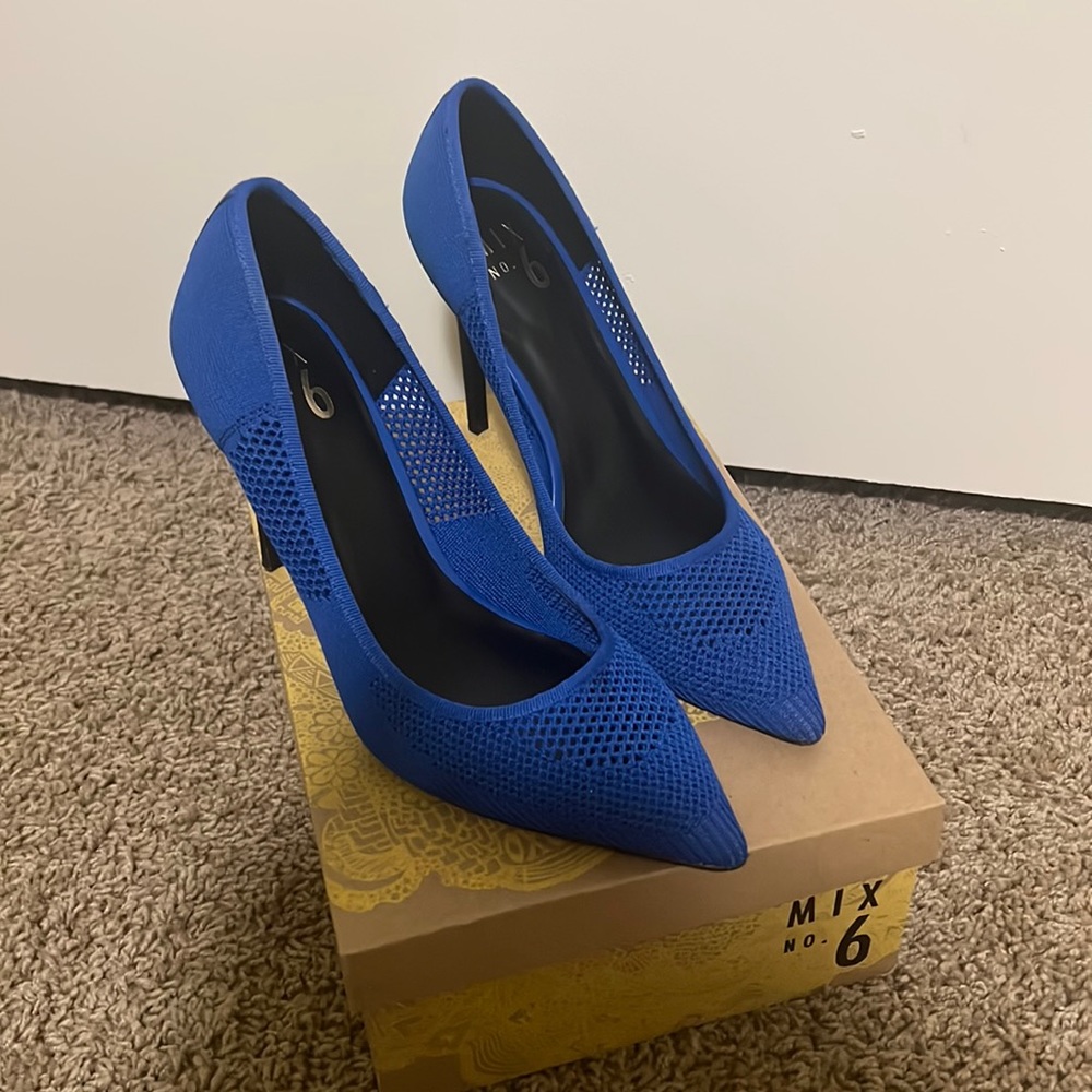 Only wore once! Very stylish and beautiful color